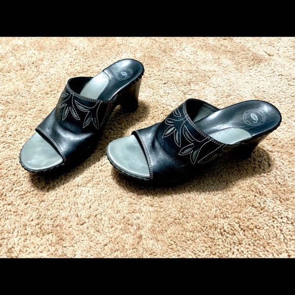 Black Nurture Sandals - Size 8 with a 3.5 heel - Picture 4 of 4